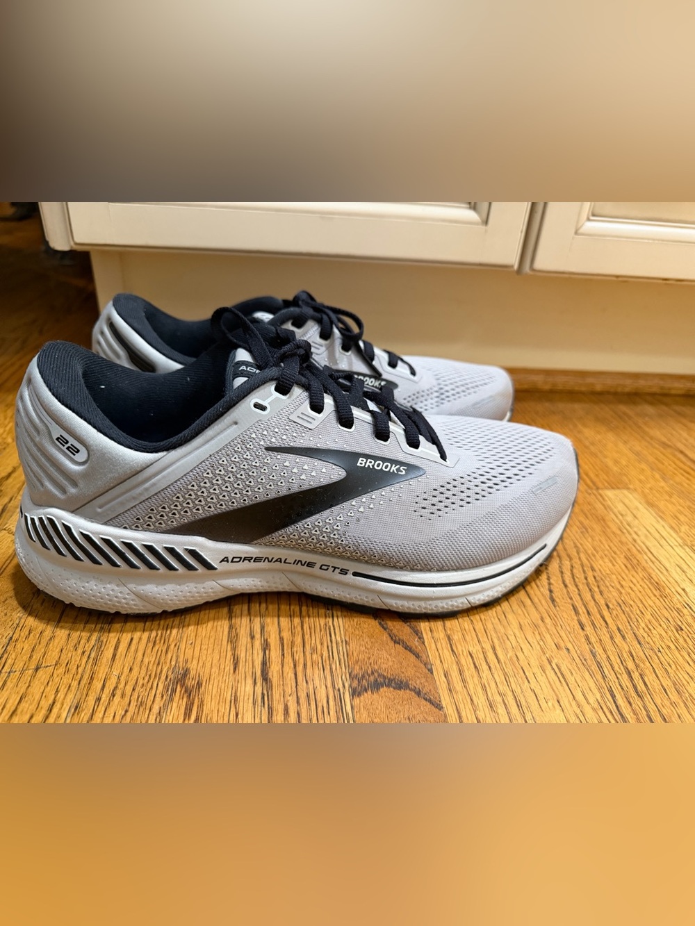 Brooks Men's Adrenaline GTS 22 in Gray/Black/White Sz 10.5 Extra Wide